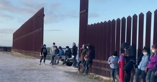 Biden facing pressure amid surge in migrants at border - CBS News