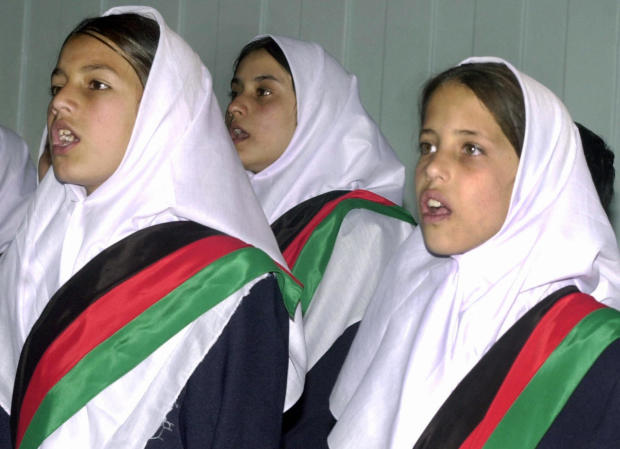 Afghan school children sing during a cer 
