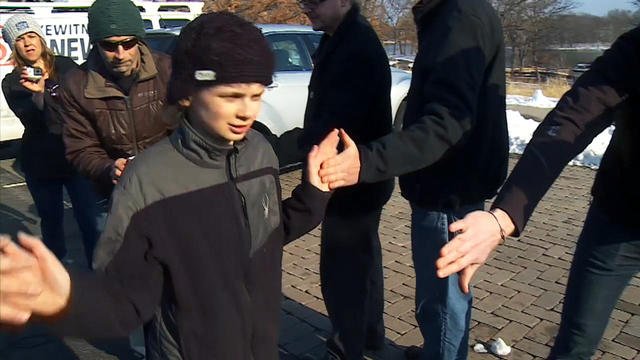 us-0418-worldrecordhighfive-640x360.jpg 