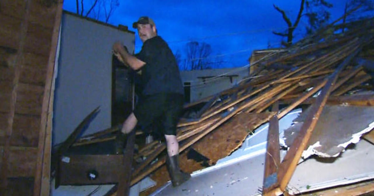 Tornado survivors rush to help first responders - CBS News