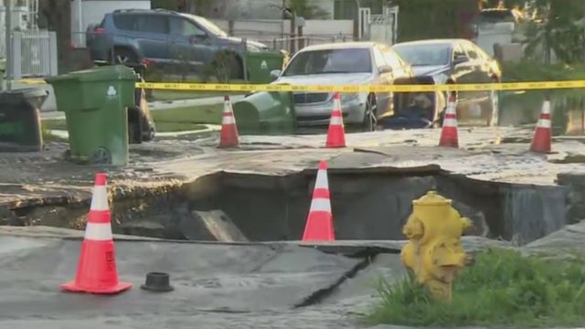 massive-sinkhole.jpg 