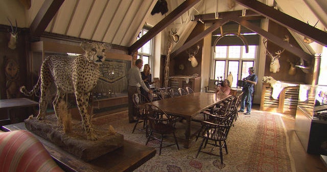Lara Logan tours The Explorers Club - CBS News
