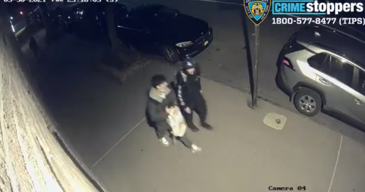 Police searching for suspects in series of muggings in New York City