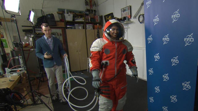 satmo-0530-spacesuits-399353-640x360.jpg 