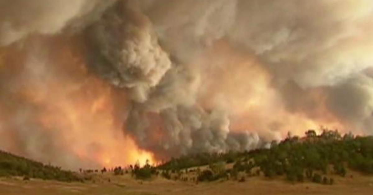 Desalojan a miles de residentes de California por incendios forestales