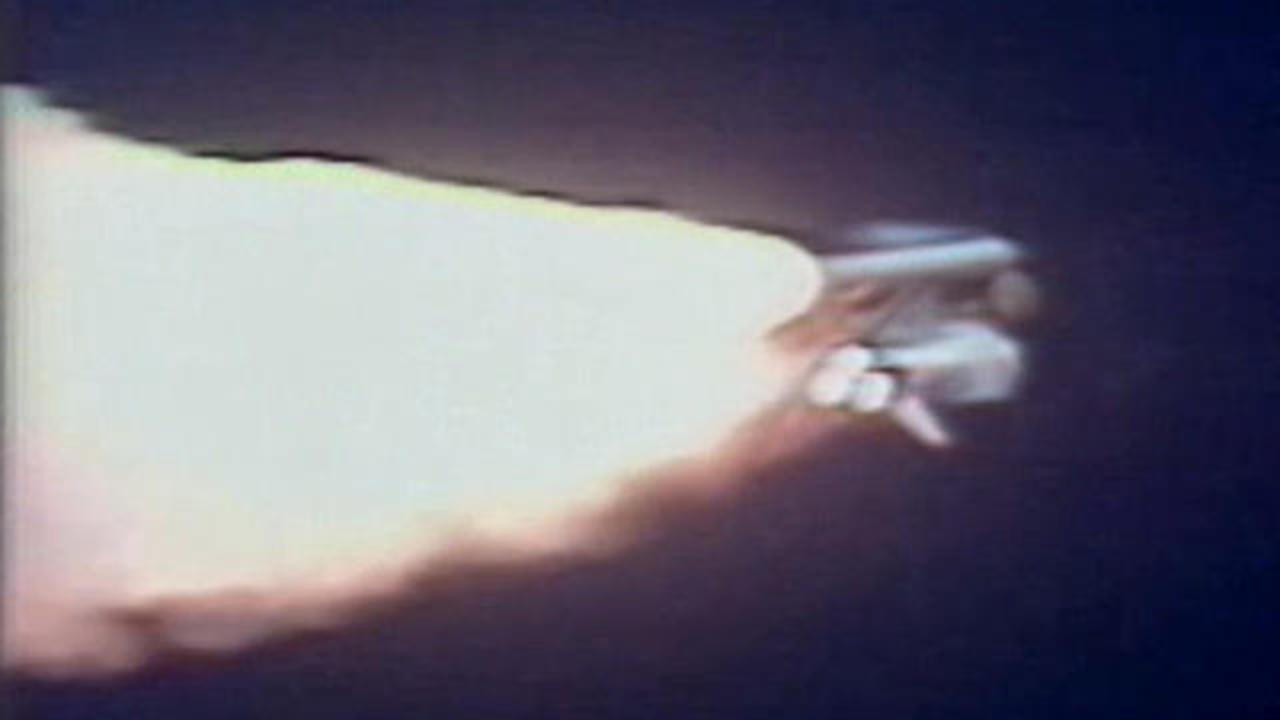 Jan. 28, 1986: Challenger disaster plays out on live TV - CBS News