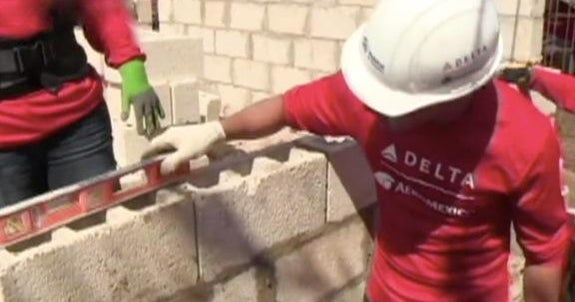 Voluntarios de aerolíneas construyen casas a familias pobres - CBS News