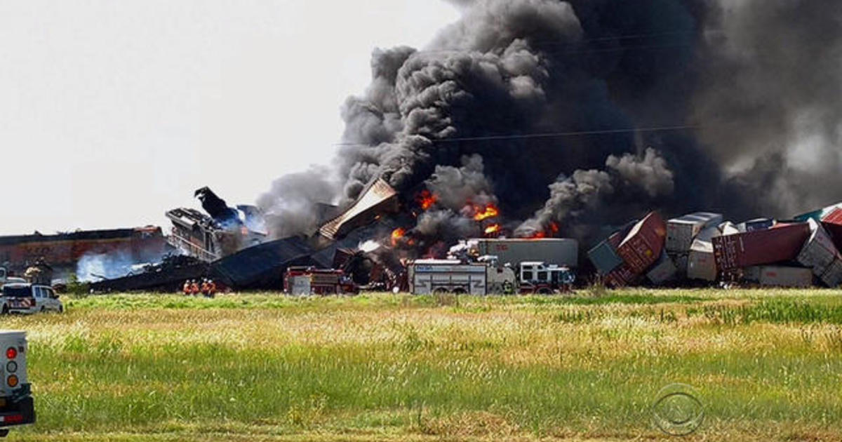 Freight trains collide head-on in Texas - CBS News