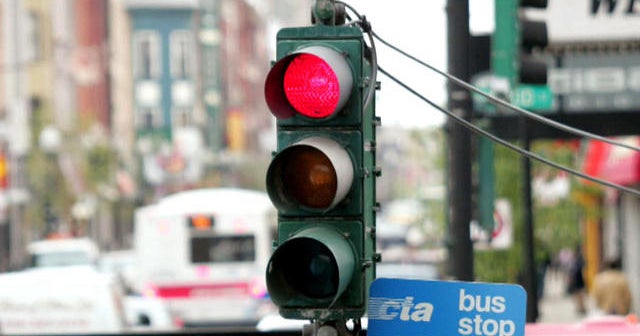 New car feature will tell drivers when red light will turn - CBS News