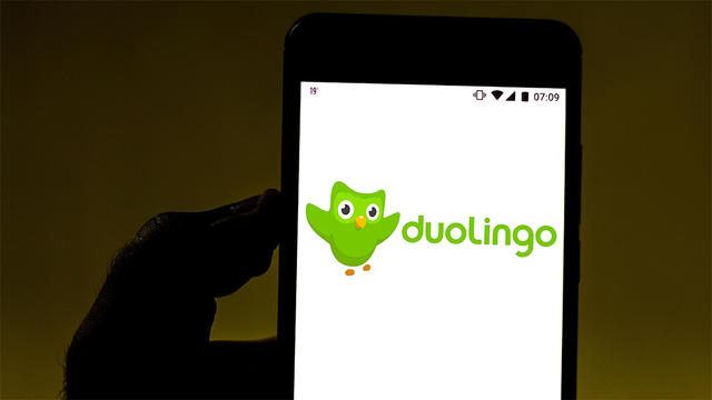 In-this-photo-illustration-the-Duolingo-logo-is-displayed.jpg 