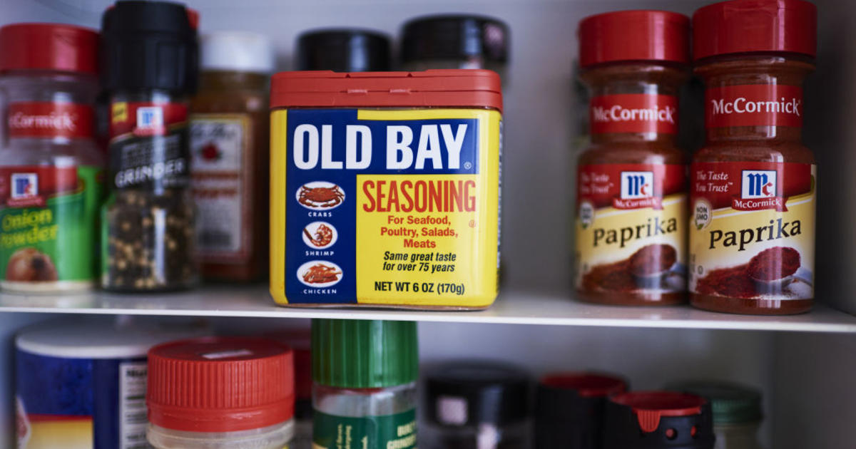 These cans of Old Bay seasoning were made 25 years apart. : r