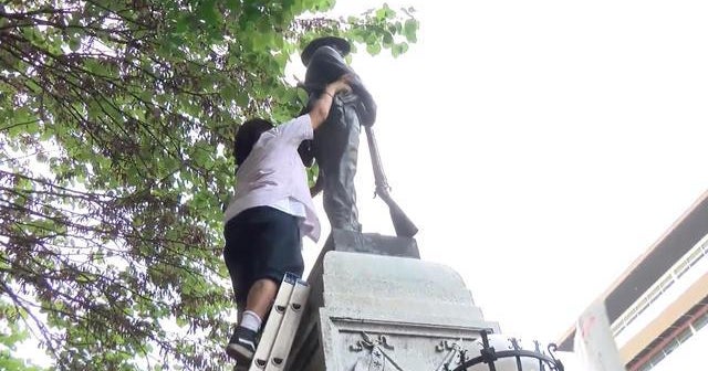 Protesters tear down Confederate statue in North Carolina CBS News