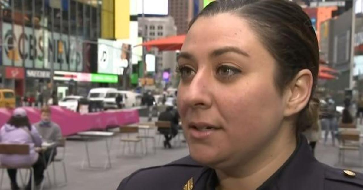 NYPD Officer Hailed A Hero During Times Square Triple Shooting - CBS News