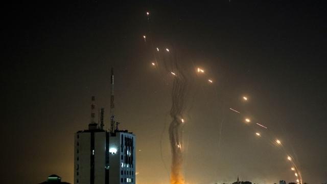 cbsn-fusion-israelis-and-palestinians-exchange-rocket-fire-as-tensions-escalate-thumbnail-713011-640x360.jpg 