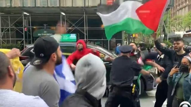 pro-anti-palestinian-israeli-protesters-claslh-in-manhattan-051121.jpg 