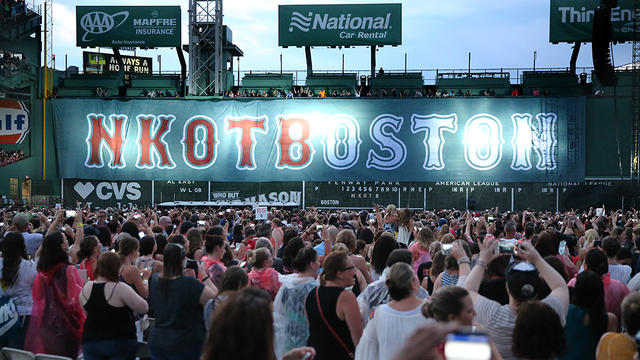 nkotb-fenway.jpg 