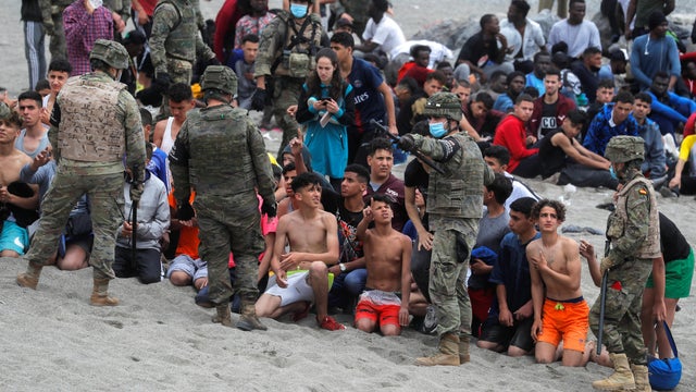 Thousands of migrants cross the Spanish-Moroccan border 