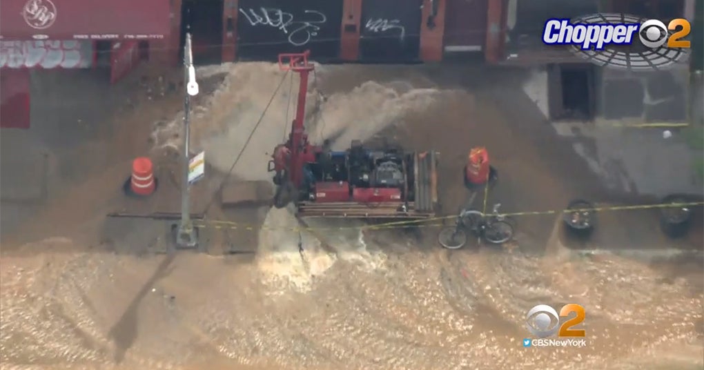 Large Water Main Break Soaks Streets In Boerum Hill - CBS New York
