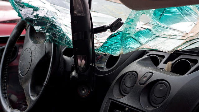 inside-interior-view-of-a-car-that-was-in-a-bad-accident_rYbzOqu0rs.jpg 
