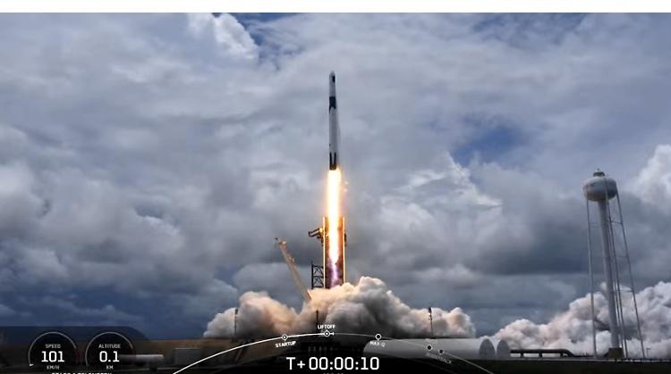 SpaceX launches solar arrays to space station for power system upgrade ...