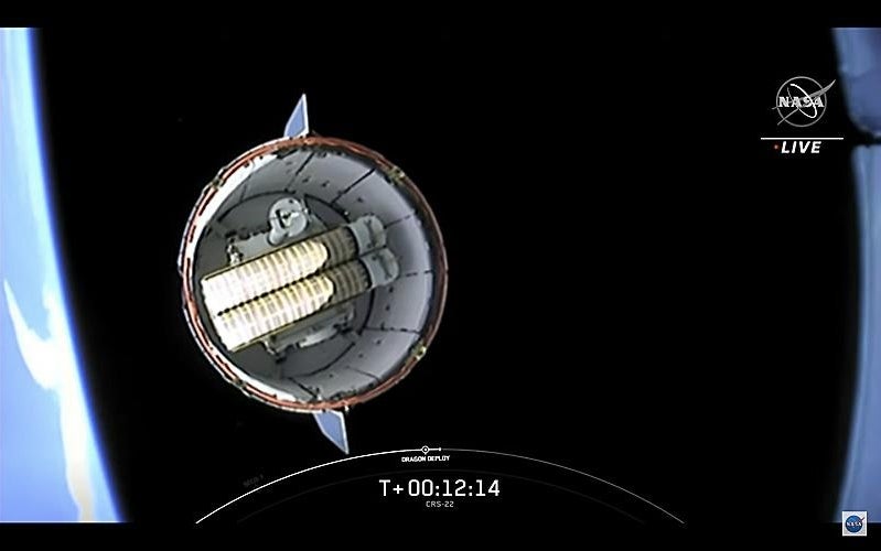 SpaceX launches solar arrays to space station for power system upgrade ...