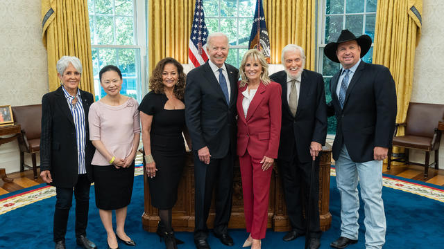 PresidentandFirstLadyBidenwith43rdKennedyCenterHonorees_CourtesyofTheWhiteHouse.jpg 