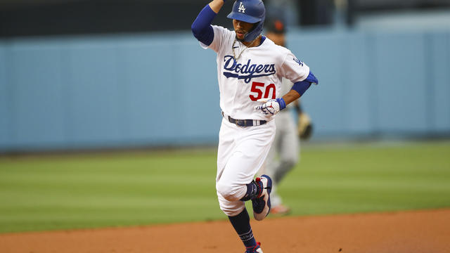 Betts, Muncy early HRs propel Bauer, Dodgers over Giants 3-2