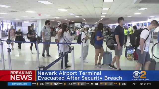 newark-airport-evacuated-sanchez.jpg 