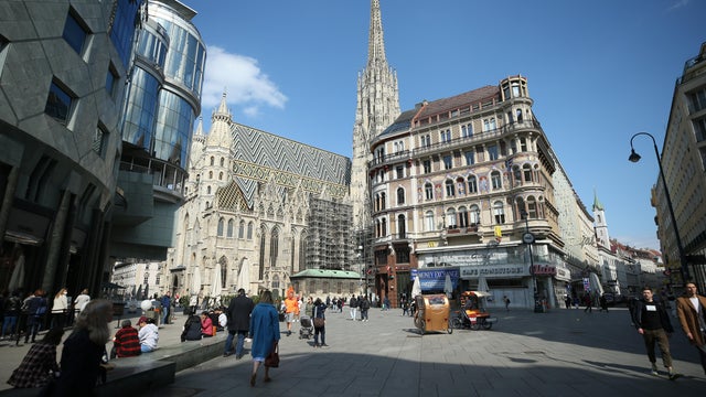 Shopping malls reopened in Vienna 