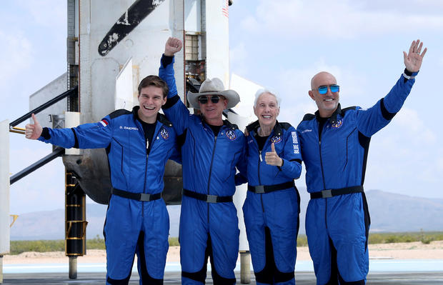 Jeff Bezos and Blue Origin New Shepard crew 