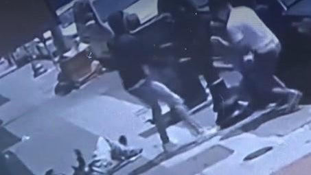 oakland-chinatown-robbery-and-shooting-on-080721-caught-on-camera-victim-lies-on-ground.jpg 