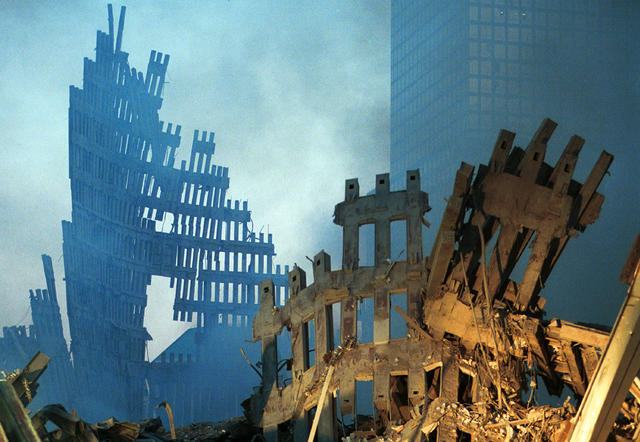 GEORGE W AA-062 BUSH SURVEYS DAMAGE WORLD TRADE CENTER SEP 11 9/11 8X10 PHOTO 