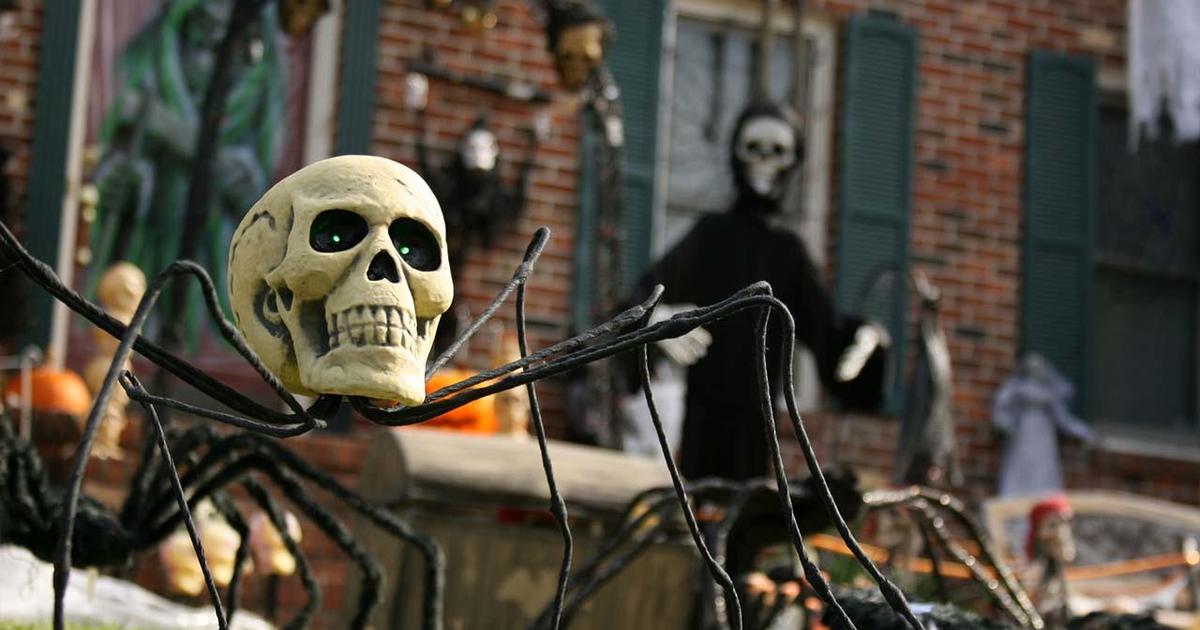 Horror, Halloween Props: Black Cauldron & Light up Skull w/flashing & sound acti