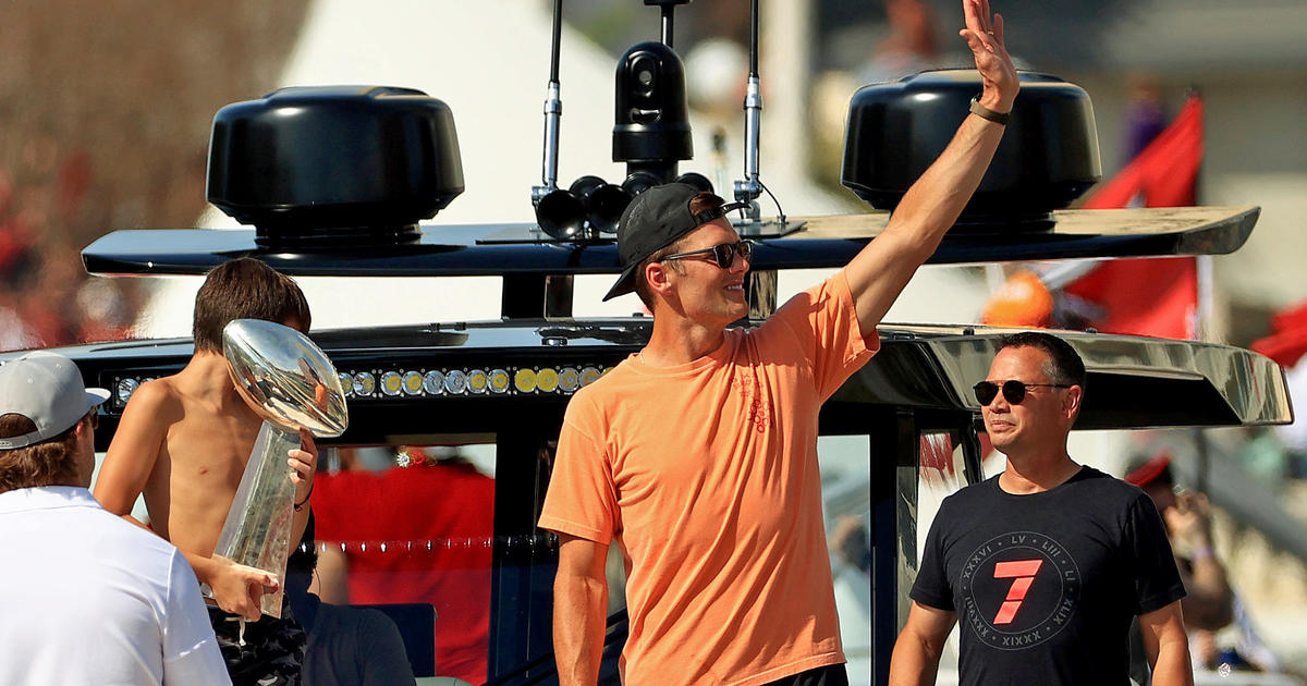 Watch Tom Brady toss Lombardi Trophy from one boat to another