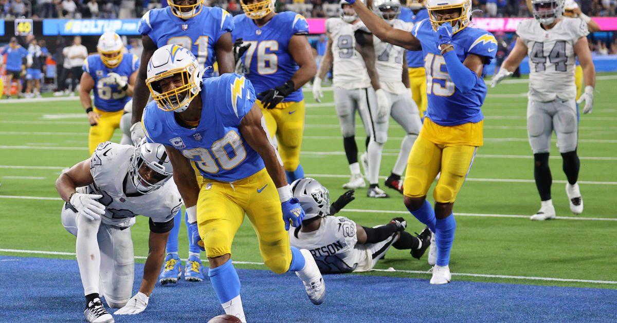 Start of Raiders-Chargers game delayed by lightning