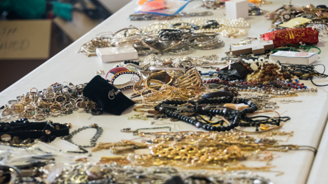 airport-auction-jewelry-.png 