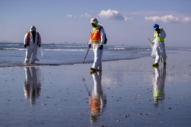 Major oil spill in Huntington Beach 