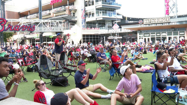 Braves-crowd-at-The-Battery.jpg 