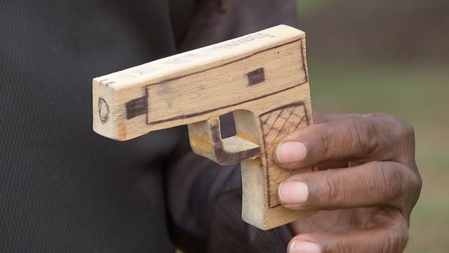 53PKG_KB_WOODEN-GUN_frame_502-1.jpg 