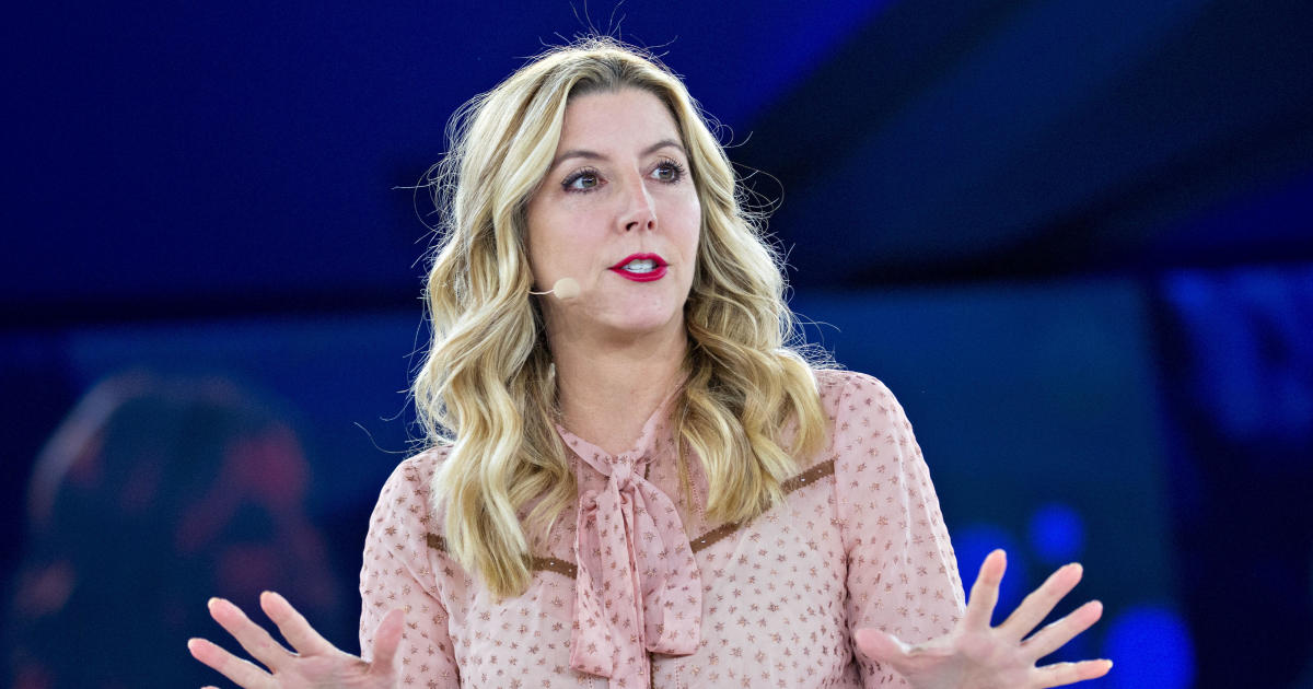 Spanx founder Sarah Blakely rewards workers with $10,000 and first-class  plane tickets - CBS News