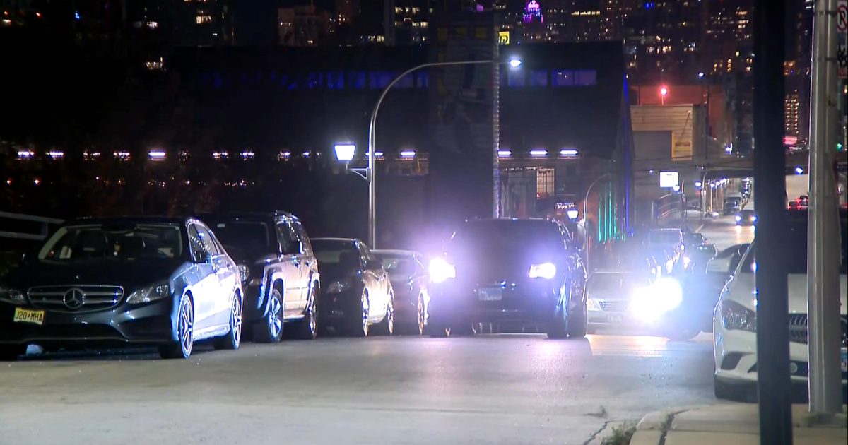 Search On For Suspects Who Carjacked Man At Gunpoint In West Loop - CBS ...