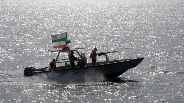 iran-guards-fast-boat-us-navy.jpg 