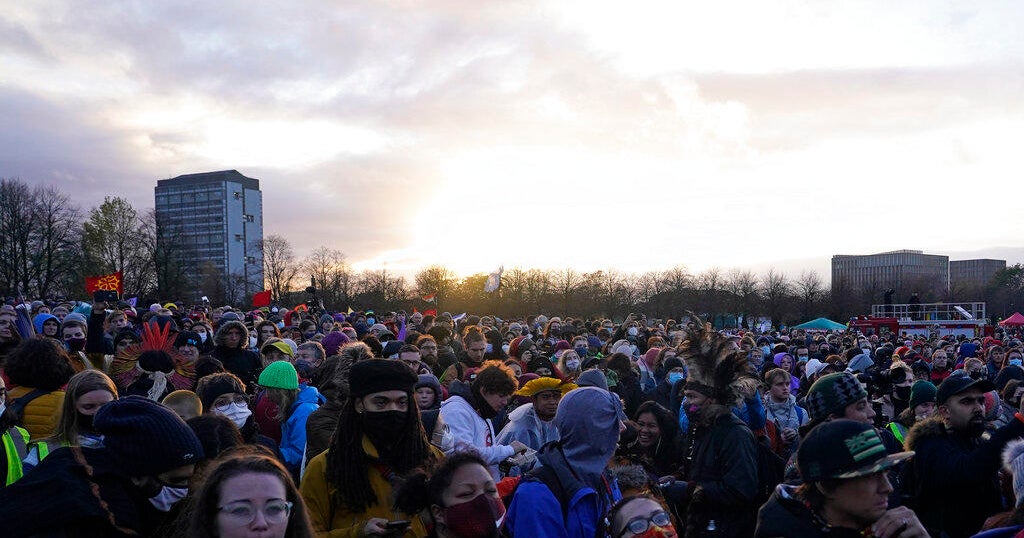 Tens of thousands of activists march outside U.N. climate summit in ...
