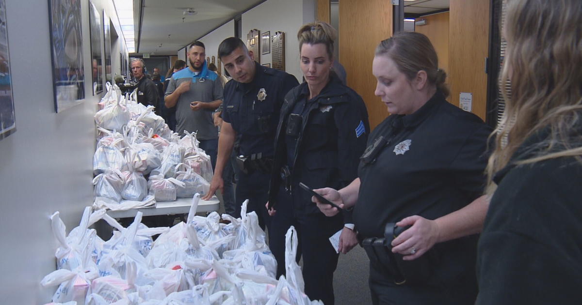 Denver Police Deliver Thanksgiving Meal Kits To Those In Need CBS