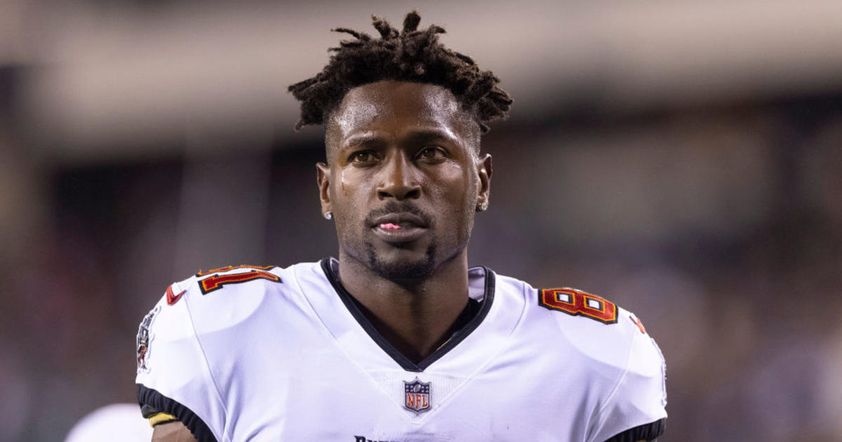 Antonio Brown accused by former chef of getting fake vaccine card