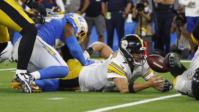 Justin Herbert Torches Steelers, Chargers Hold on to Win 41-37 on Sunday  Night Football – NBC Los Angeles