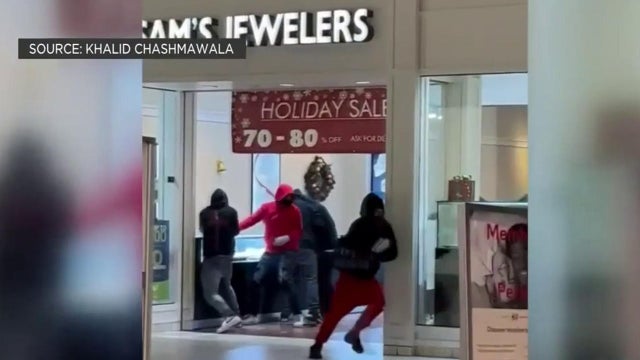 sams-jewelers-looters-112121.jpg 