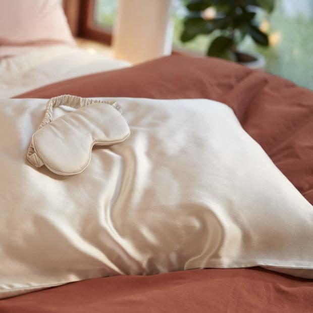 Casper Sleep silk pillowcase and sleep mask set 
