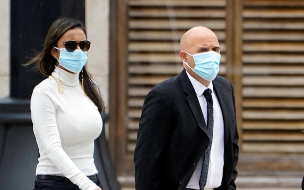 El ex agente de la DEA, José Irizarry, a la derecha, llega al Palacio de Justicia de los Estados Unidos el 18 de noviembre de 2021 en Tampa, Florida.