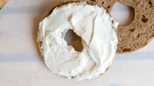 cream cheese on bagel 